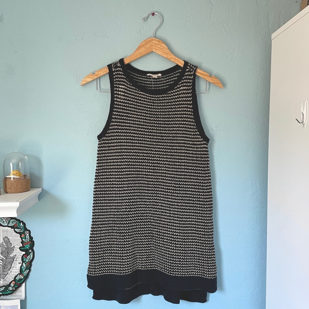 eileen fisher knitted crochet sleeveless knit top. navy and creamy beige yarn M